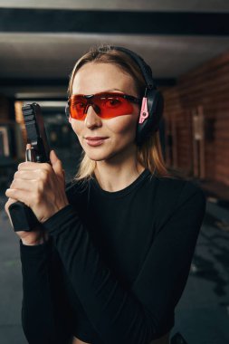 Kameraya poz veren dingin, güzel bir bayan.