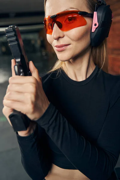 Mujer tranquila con un arma de fuego mirando hacia el futuro —  Fotos de Stock