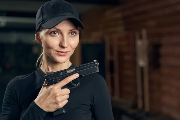 Shooter femenino enfocado dominando una empuñadura de pistola de una mano —  Fotos de Stock