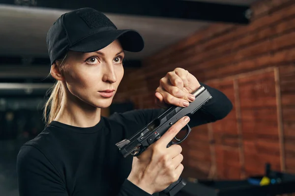 Krásné kavkazské blondýny dáma nabíjení její zbraň — Stock fotografie