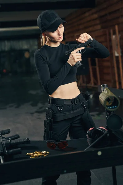 Concentrato esperto sparatutto femminile ricaricare la sua arma da fuoco — Foto Stock