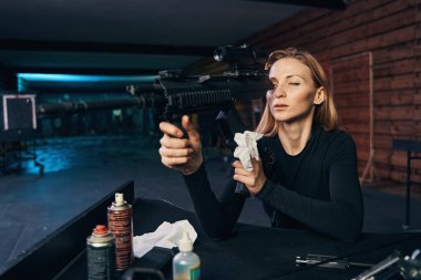 Deneyimli keskin nişancı namlunun içini inceliyor.