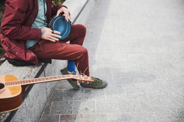 Afrika davuluyla müzik yapan profesyonel bir müzisyen.