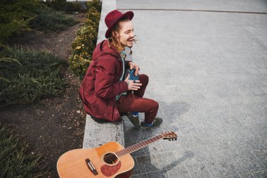 Neşeli serbest yazar hafta sonunu müzik çalarak geçiriyor