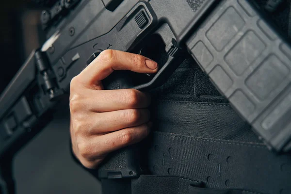 Female shooter getting ready to fire her weapon — Stock Photo, Image