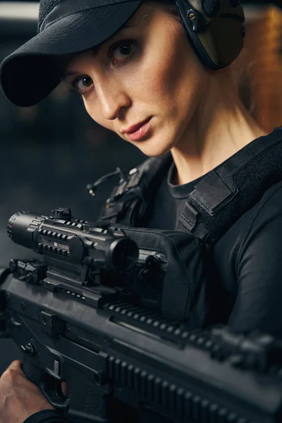 Francotirador mujer seria con un arma de fuego posando para la cámara —  Fotos de Stock