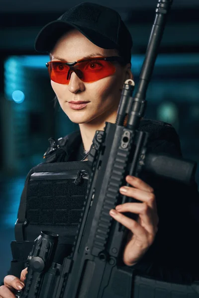 Tirador pensativo en gafas protectoras sosteniendo un arma —  Fotos de Stock
