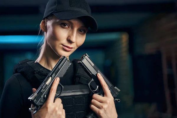 Francotiradora profesional posando para la cámara con sus pistolas —  Fotos de Stock