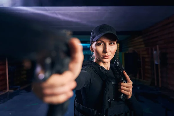 Soustředěná roztomilá dáma střelba ze dvou pistolí — Stock fotografie