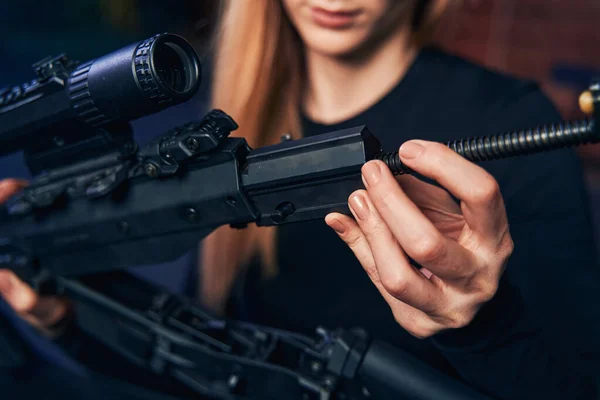Experimentada rubia tiradora montando un rifle de asalto —  Fotos de Stock