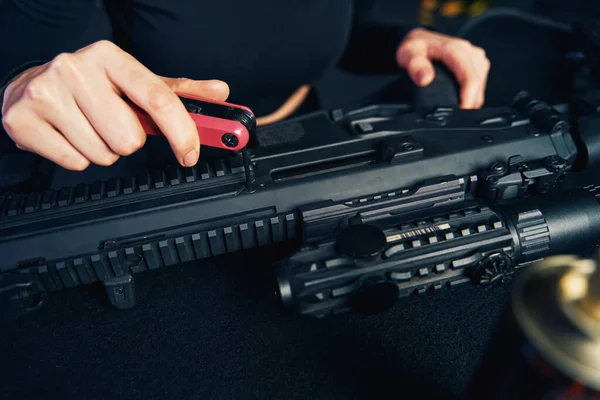Mujer militar caucásica experimentada montando el rifle de asalto —  Fotos de Stock
