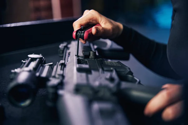 Manos femeninas caucásicas montando un rifle de asalto —  Fotos de Stock