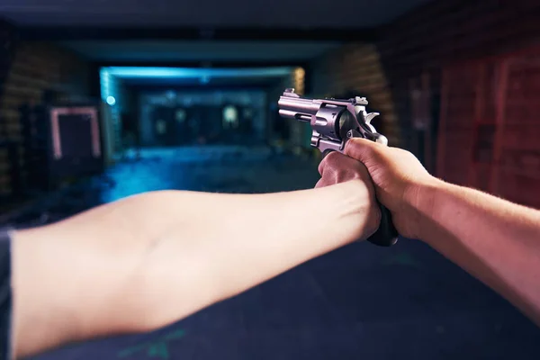 Hombre caucásico disparando un arma usando un asidero de dos manos —  Fotos de Stock