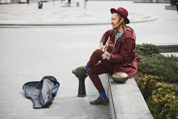 Jovem músico pensativo tocando melodia criativa ao ar livre — Fotografia de Stock