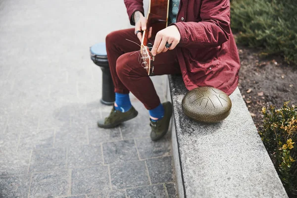 Foto enfocada en mano masculina afinando un instrumento — Foto de Stock