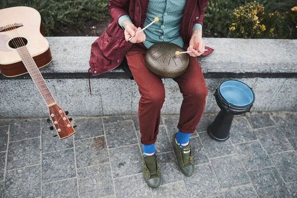 Focused photo on steel tongue drum being in use — Stock Photo, Image