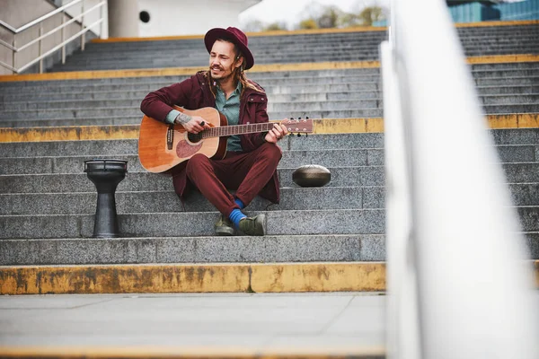 Homem barbudo encantado com desempenho musical pessoal — Fotografia de Stock