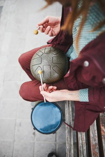 Foto de baixo ângulo do homem tocando o tambor — Fotografia de Stock