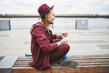 Davul çalan mutlu adamın profil fotoğrafı.