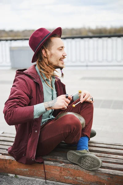 Jeune homme jouant sur son instrument de musique — Photo