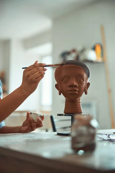 Femme céramiste peinture à la main poterie en atelier — Photo