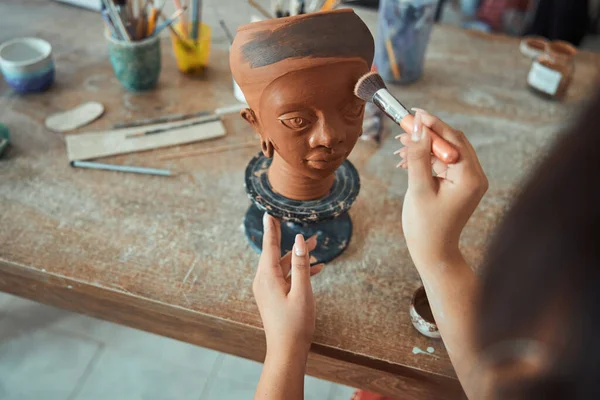 Femme céramiste travaillant avec la sculpture d'argile en atelier — Photo