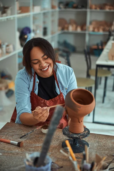 Joyeux céramiste féminine travaillant dans un atelier de poterie — Photo