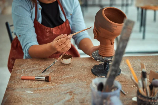 Artiste céramique féminine travaillant dans un atelier de poterie — Photo