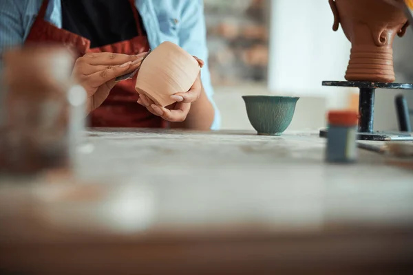 陶瓷女艺术家在陶瓷作坊上抛光陶罐 — 图库照片