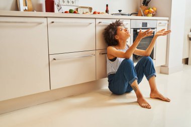 Alçak gönüllü bir kadın tavana bakıyor.