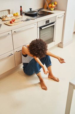 Koyu saçlı kadın yalnızlık ve depresyondan muzdarip.