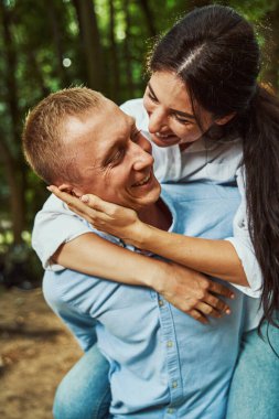 Mutlu çift yeşil ormanda eğleniyor.