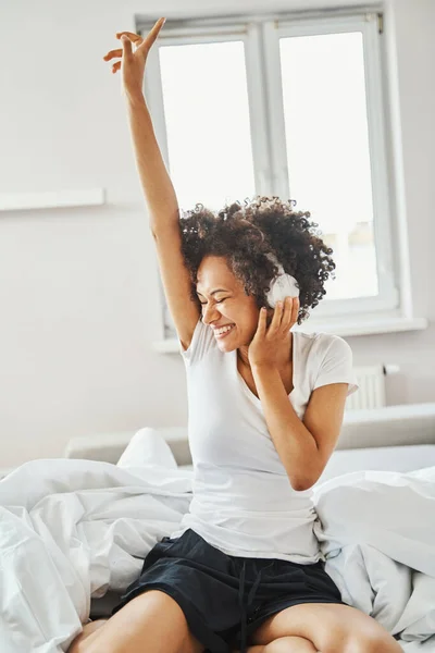喜びの女性聞く彼女の好きな音楽で朝 — ストック写真