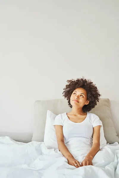 Leuke krullenkop vrouw dagdromen in de ochtend — Stockfoto