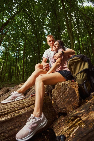Casal feliz passar tempo romântico na floresta — Fotografia de Stock