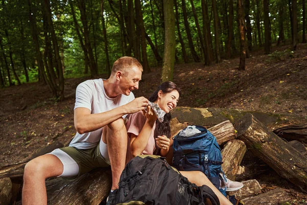 Jolly coppia divertirsi durante la giornata attiva nella foresta — Foto Stock