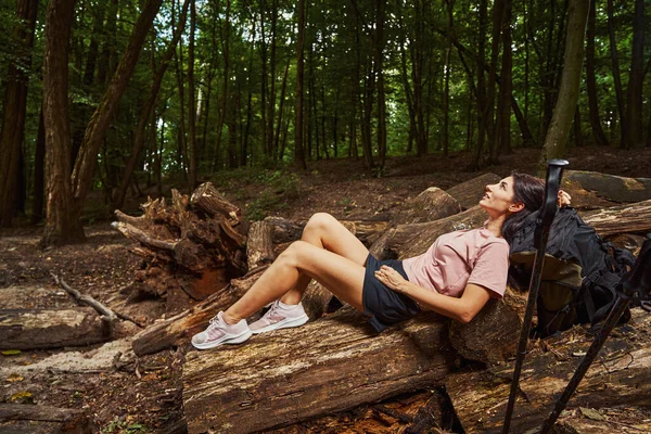 Calma femenina relajándose en el bosque después de caminar —  Fotos de Stock