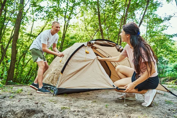 Allegro giovane coppia divertirsi mentre il campeggio — Foto Stock