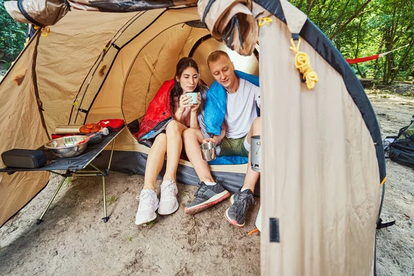 Gente gioiosa innamorata che beve caffè in tenda — Foto Stock