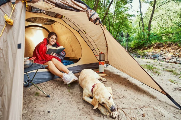 Felice giovane donna andare in campeggio con il cane — Foto Stock