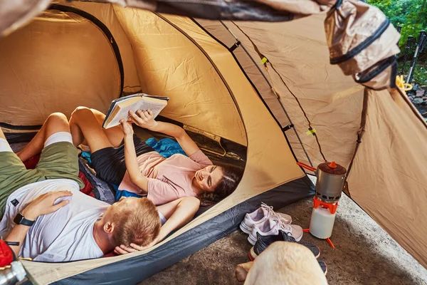 Coppia felice relax con libro in tenda — Foto Stock