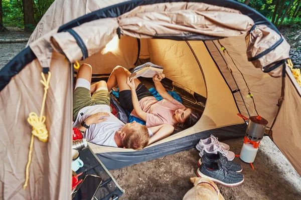 Calma giovane coppia lettura in tenda nella natura — Foto Stock