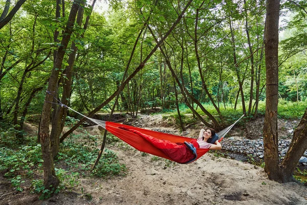 Feliz joven mujer relajándose sola en el bosque —  Fotos de Stock