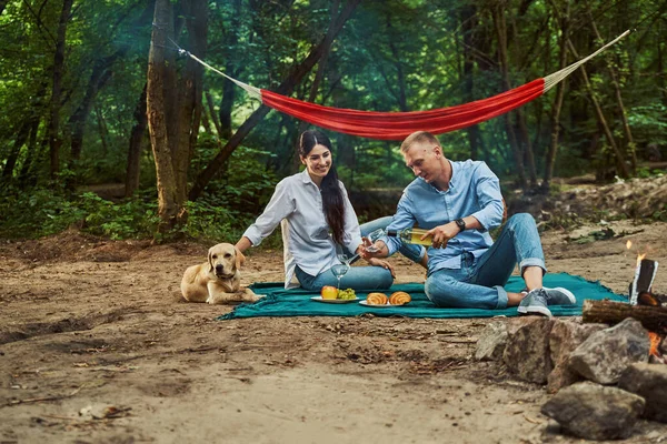 Happy couple enjoying romantic time together in nature — Stock Photo, Image