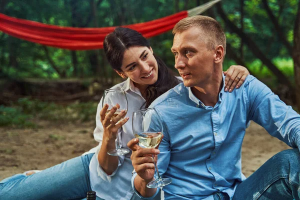 Donna felice bere vino con amato uomo all'aperto — Foto Stock