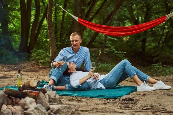 Felice coppia godendo il tempo insieme nella natura — Foto Stock