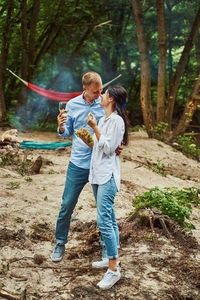 Momenti romantici di giovane coppia nella foresta — Foto Stock