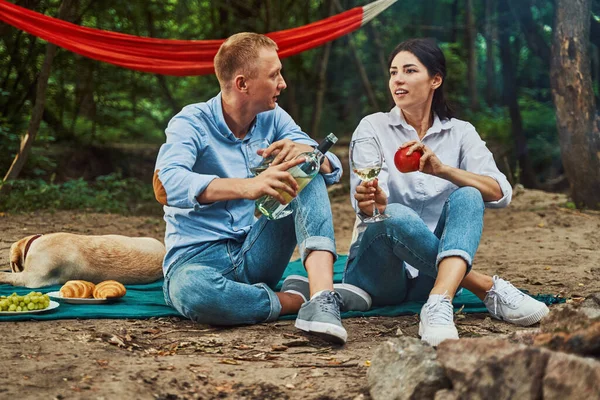 Felice coppia godendo di tempo romantico nella foresta — Foto Stock