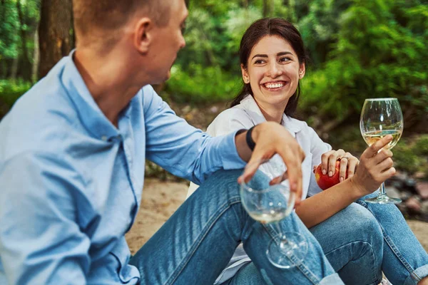 Feliz hombre y mujer con vasos de bebidas al aire libre — Foto de Stock