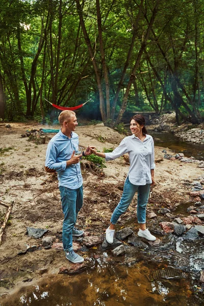 Coppia gioiosa durante una romantica passeggiata nella foresta — Foto Stock